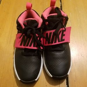 Nike girls basketball shoe no wear and tear.